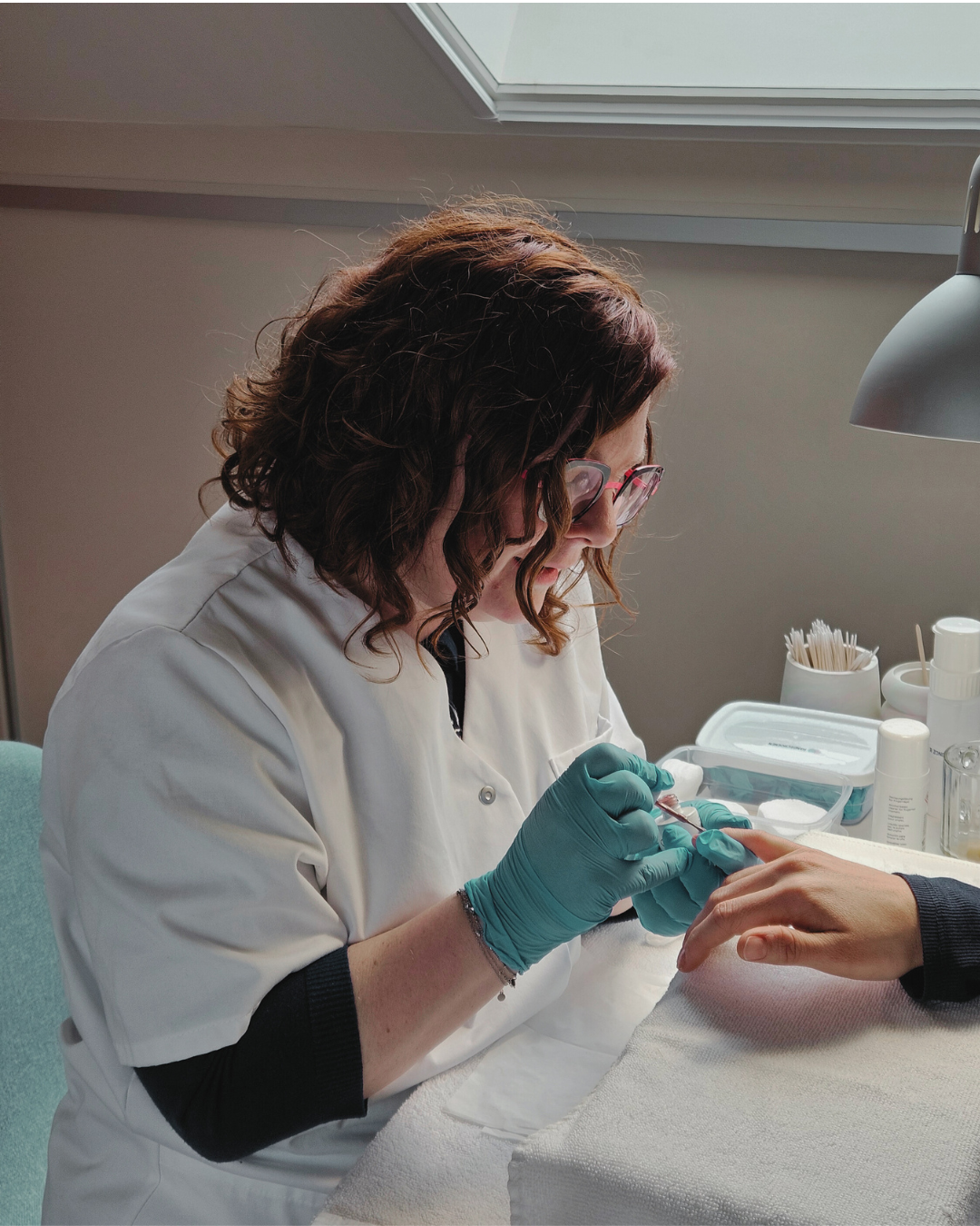 Nagelstyliste aan het werk bij Simbiose Nagelstudio in Kontich